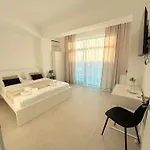 Amira 4*