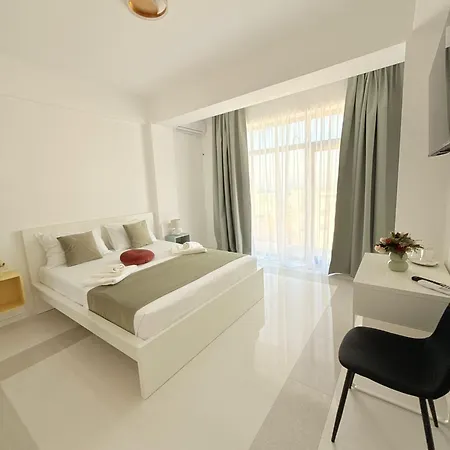 Amira 4*